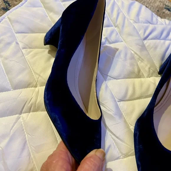 Womens Marc Fisher velvet pumps, NAVY, sz 6 - Picture 3 of 4